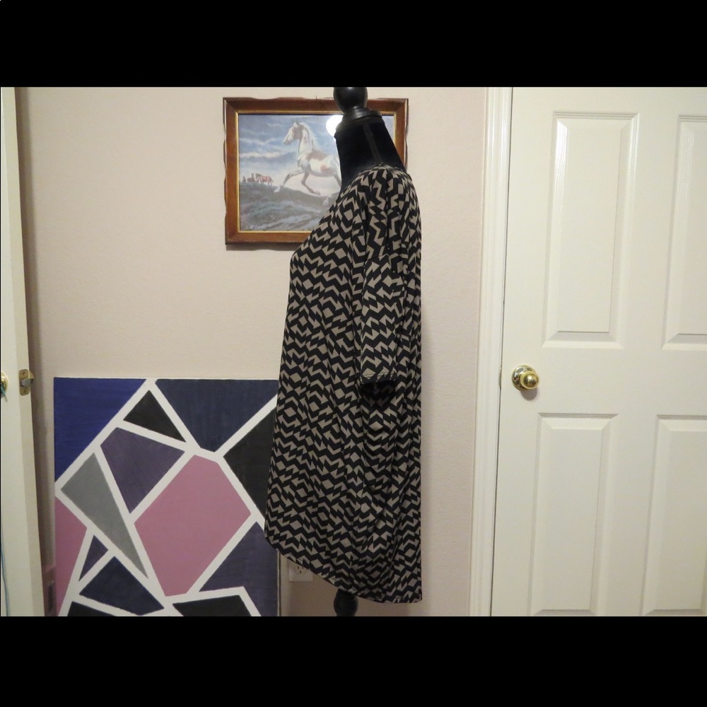 LuLaRoe Irma Oversized Half Sleeve Shirt - Picture 3 of 4